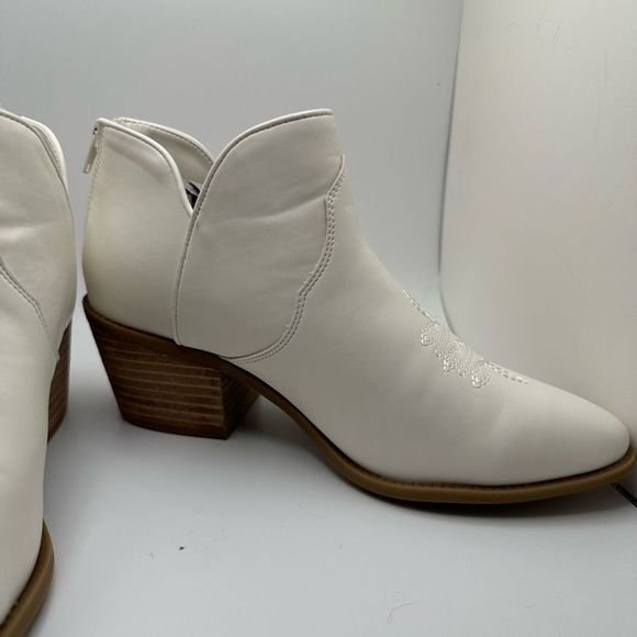 CUSHIONAIRE Women's Western Ankle Boot 8.5 WIDE WHITE - Picture 6 of 7